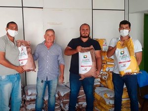 Prefeitura de Limoeiro de Anadia distribui sementes para pequenos agricultores