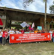 [Vídeo] Servidores da Ufal bloqueiam parte da BR 104, em frente à universidade