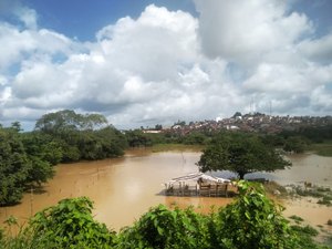 Águas do rio Comandatuba transbordam em Porto Calvo