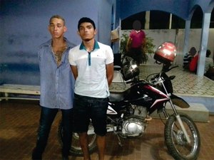 PM prende dupla com moto roubada e arma de fogo
