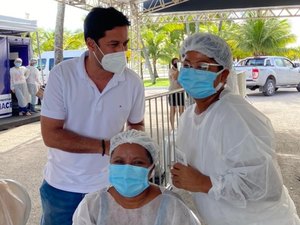 Rodrigo Cunha visita postos de vacinação em Maceió