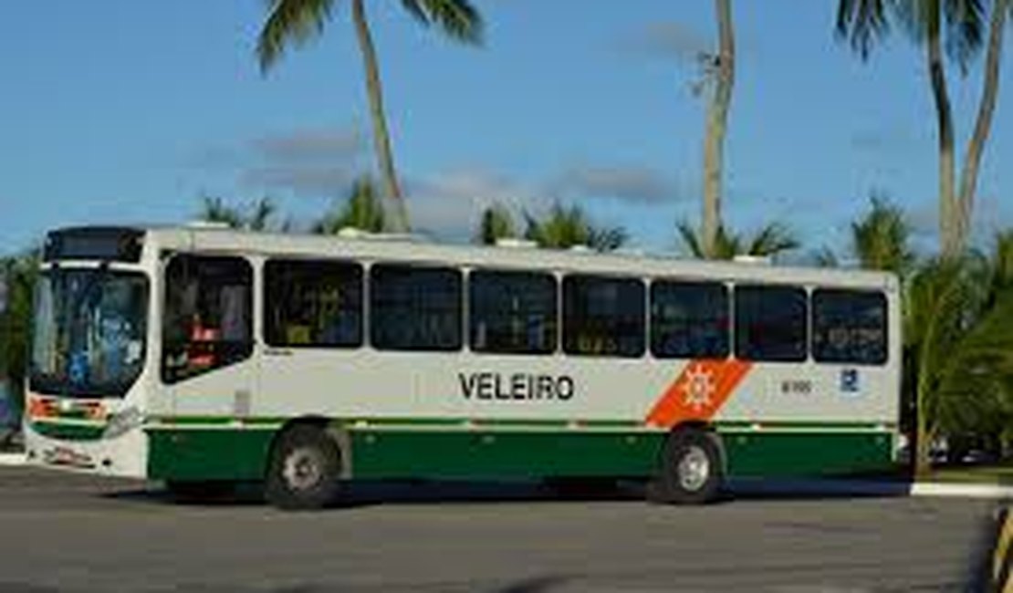Ônibus da empresa Veleiro continuam sem sair da garagem nesta quarta