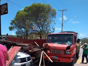 Três veículos se envolvem em acidente de trânsito na rodovia AL 101 Norte