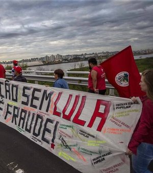 MST bloqueia estradas em cinco estados contra prisão de Lula