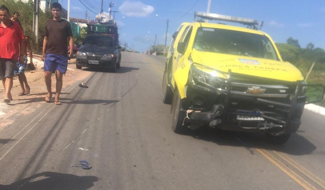 Moto colide em carro da polícia e cachorro come dedo de vítima em Feira Grande