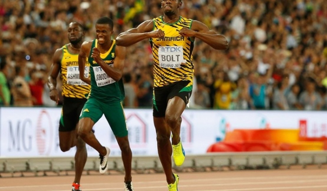 Bolt desbanca Gatlin, cruza linha de chegada com festa e é tetra nos 200m