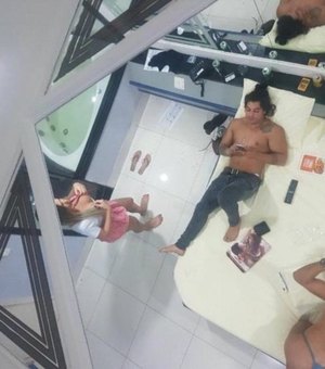 Douglas Sampaio tem noitada com travestis e fotos intimas são divulgadas nas redes sociais