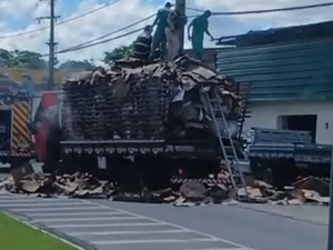 Caminhão carregado com papelão pega fogo no Tabuleiro do Martins, em Maceió