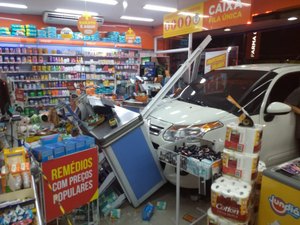 Carro invade farmácia no litoral de SP e atinge operador de caixa e cliente