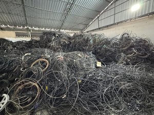 Projeto Poste Limpo retira 140 quilômetros de fios dos postes na capital