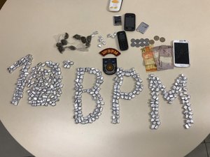 Homem e adolescente são detidos com mais de 360 bombinhas de maconha