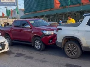 Engavetamento entre três veículos causa congestionamento em Arapiraca