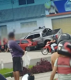 Motorista perde controle de caminhonete e invade calçada em Arapiraca