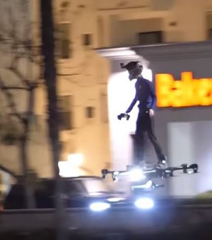 Homem é flagrado com com 'skate voador' em ruas dos EUA