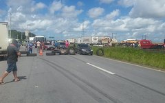 Caminhoneiros fazem protesto na BR-101, em Alagoas