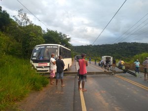 Ônibus colide em poste na rodovia AL 413 em São Luís do Quitunde