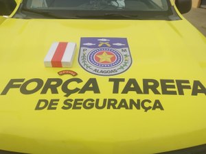 Mulher tenta se esconder em terreno baldio e acaba presa com 1kg de cocaína