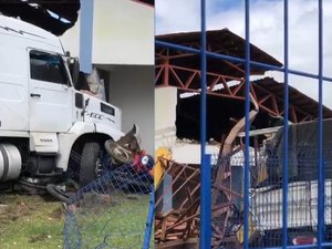 [Vídeo] Carreta perde controle e invade escola no município de São Sebastião