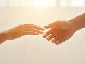 Pessoas podem ficar com receio de encostarem umas na outras por um tempo, diz psicóloga 