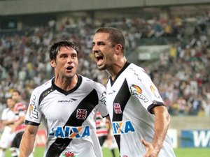 Fabrício marca duas vezes e Vasco goleia o Santa no retorno da Série B