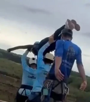 Mulher morre ao ser lançada sem cordas em salto de rope jump
