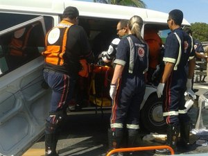 Motorista fica preso às ferragens após colisão