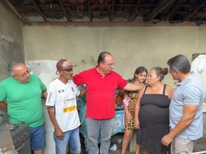 Prefeito Leandro Silva presta apoio à família de seu Luiz após incêndio no Retiro