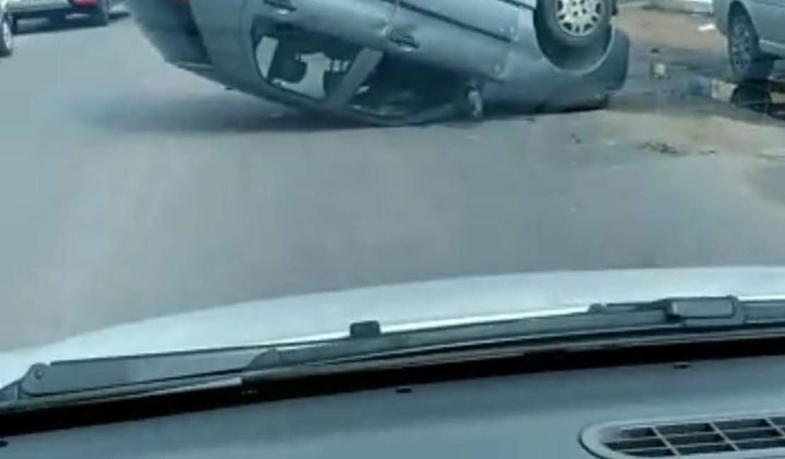 Motorista perde controle de veículo e capota em Arapiraca