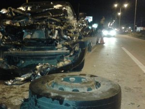 Veículos colidem na AL-220, em Arapiraca