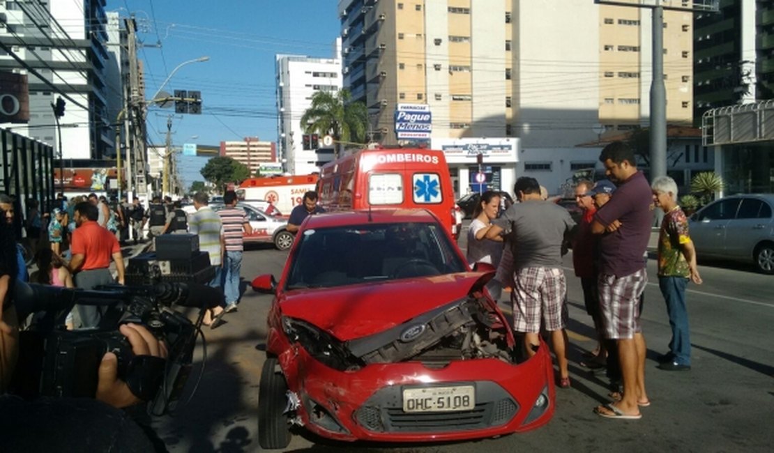 Quatro pessoas ficam feridas após colisão entre viatura e carro