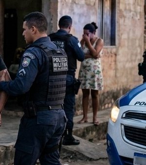 Homem é preso após arremessar mulher e puxá-la pelo cabelo em Feira Grande