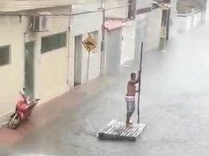 [Vídeo] Alagamento faz homem usar jangada em rua do Centro de Maragogi