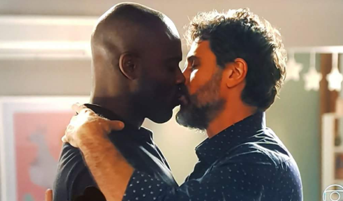 Globo exibe beijo gay em 'O Outro Lado do Paraíso'; veja repercussão