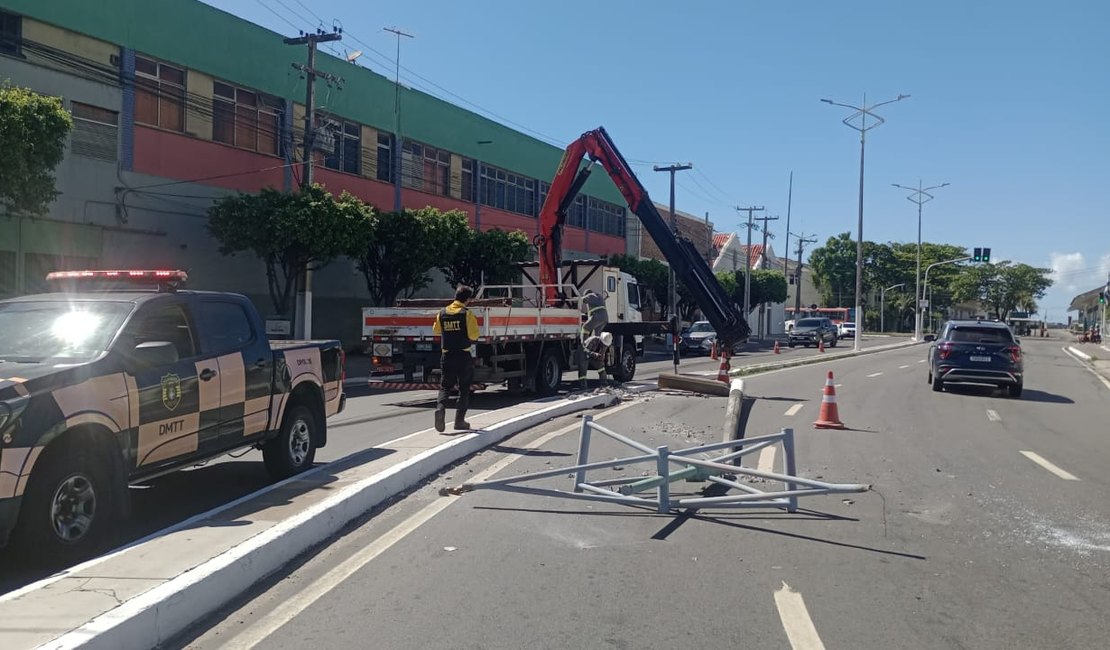 Veículo bate em poste e interdita avenida no Jaraguá; condutor é socorrido