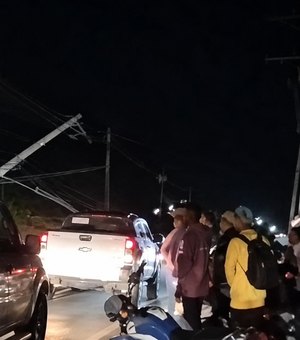 Carro colide contra poste, capota e deixa feridos em Santana do Ipanema