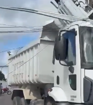 Caminhão-caçamba colide em poste de energia elétrica em Delmiro Gouveia