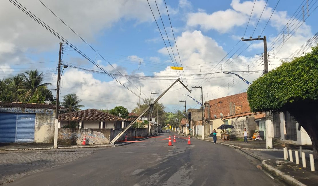 Após acidente, poste fica 'pendurado' e provoca risco ﻿em Passo de Camaragibe