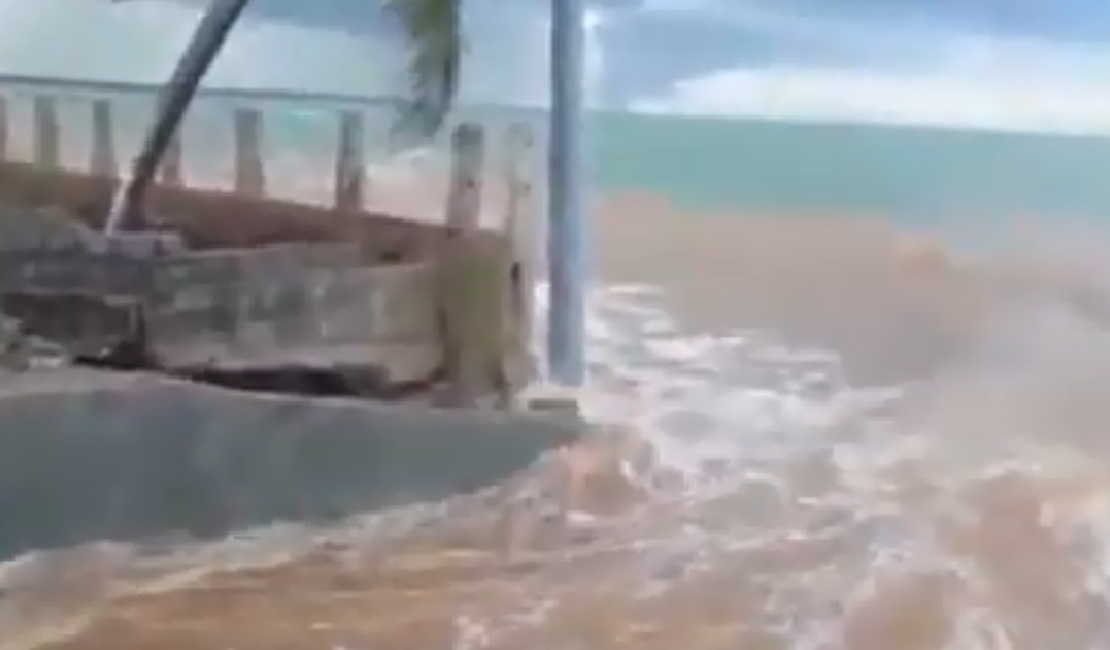 [Vídeo] Força da maré destrói muro de contenção no Pontal do Peba 