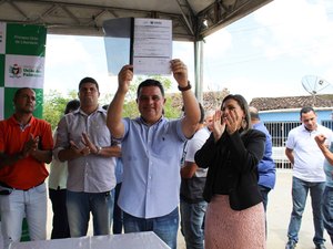 Prefeito Kil assina ordem de serviço para construção de quadra poliesportiva