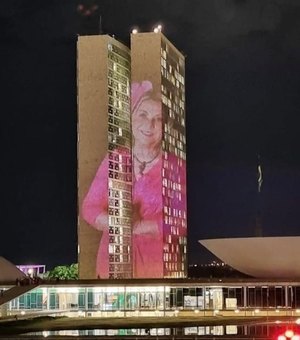 Congresso Nacional tem imagem de Tereza Nelma projetada, em alusão ao Outubro Rosa