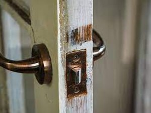 Criminosos invadem residência e roubam televisão, notebook e pertences, em Arapiraca