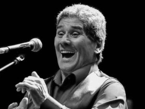 Músico Izael Caldeira, do Demônios da Garoa, morre vítima de covid-19