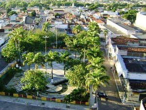 Mulher é agredida por padrasto após levar namorado para casa