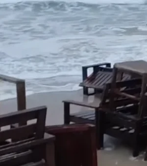 Imagens mostram avanço da maré e faixa de areia alagada na Praia do Francês