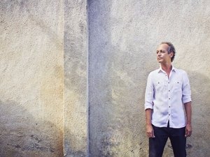 Júnior Almeida apresenta show acústico Memória da Flor