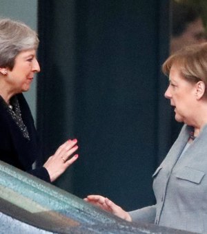 Merkel nega renegociar acordo do Brexit; risco de Theresa May deixar o cargo de primeira-ministra aumenta