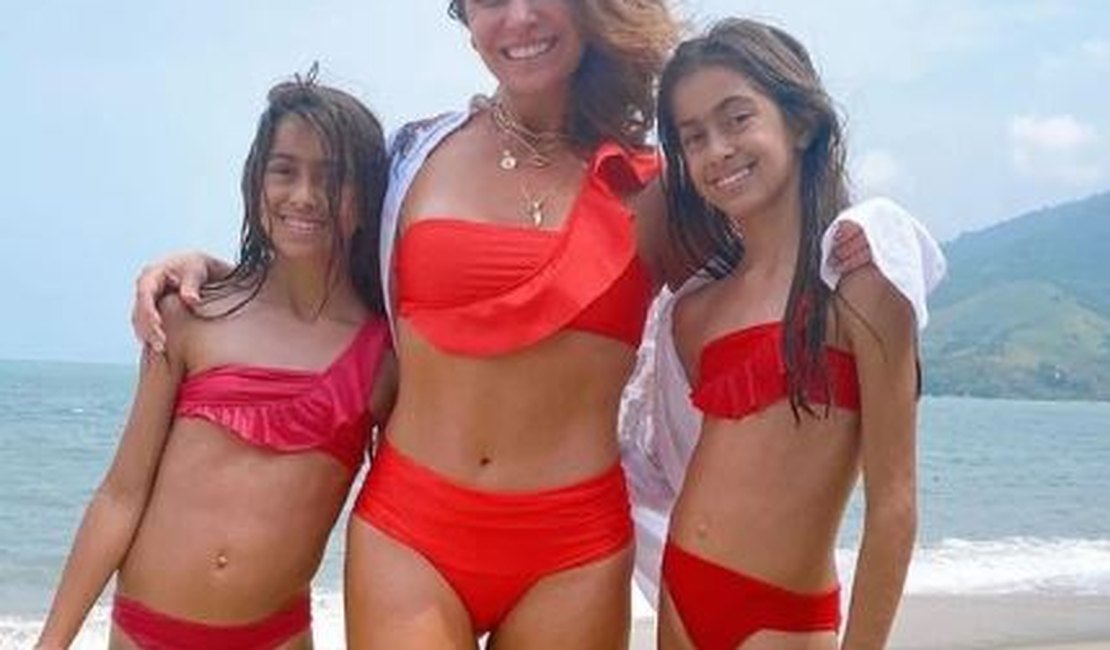 Giovanna Antonelli combina look com as filhas gêmeas em dia de praia e corpão impressiona