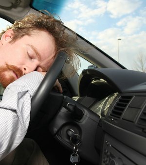 Motorista é flagrado dormindo ao volante em cruzamento na Ponta Verde