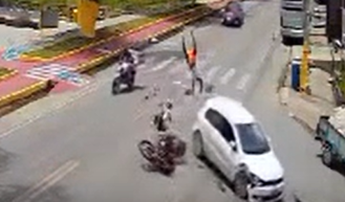 Colisão violenta entre carro e moto deixa dois feridos em Matriz de Camaragibe