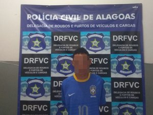 Jovem é preso com motocicleta roubada em ação policial em Maceió